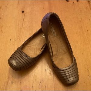 EUC Naturalizer gold slip ons